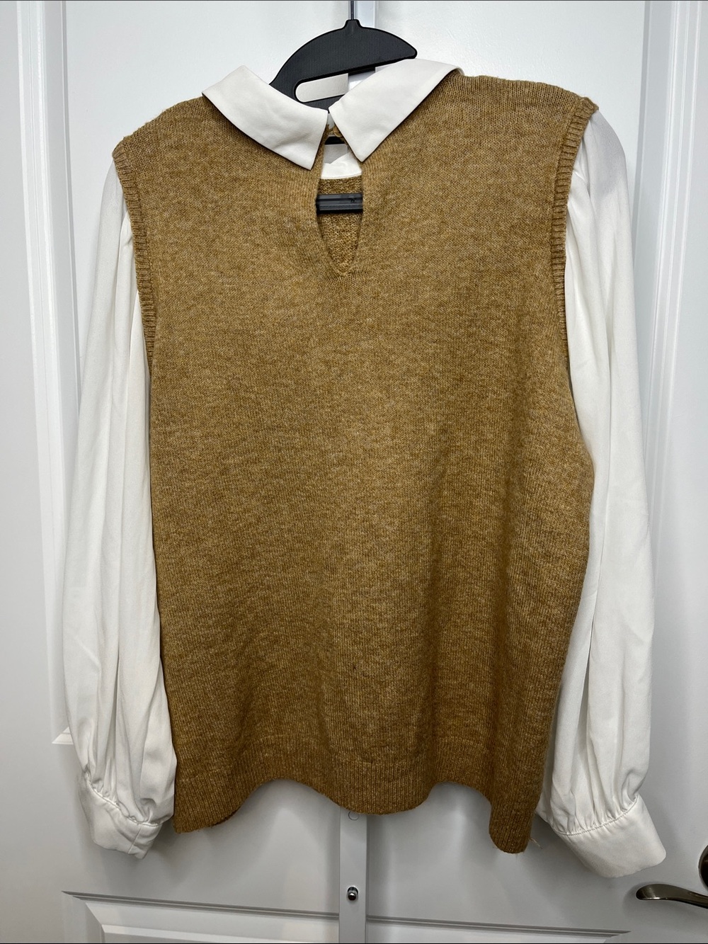 CeCe Cable Knit Sweater Vest in Camel with White Blouse Collar & Sleeves Large - Picture 4 of 6